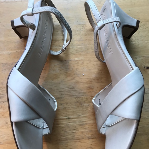 GUC, Size 10M, Champagne, “NY Transit” Sandals - Picture 4 of 8